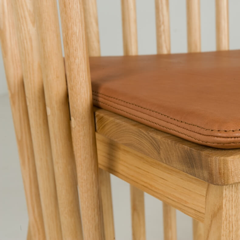 Settle van Studioilse in eikenhout met optionele leather seat pad