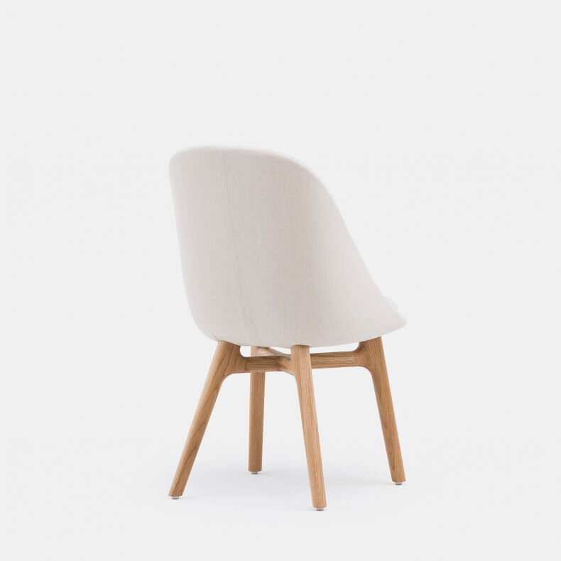 750S Solo Wide Dining Chair door Neri Hu in Danish oiled oak en Sunniva 2 811 fabric