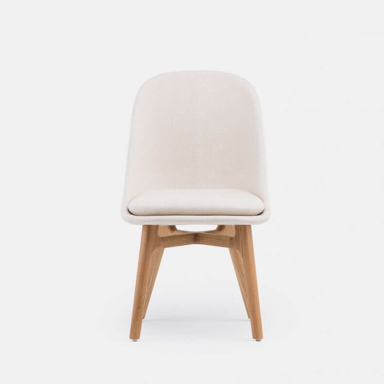 750S Solo Wide Dining Chair door Neri Hu in Danish oiled oak en Sunniva 2 811 fabric