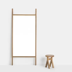 Extend Large Mirror door Neri & Hu in eikenhout met commune stool