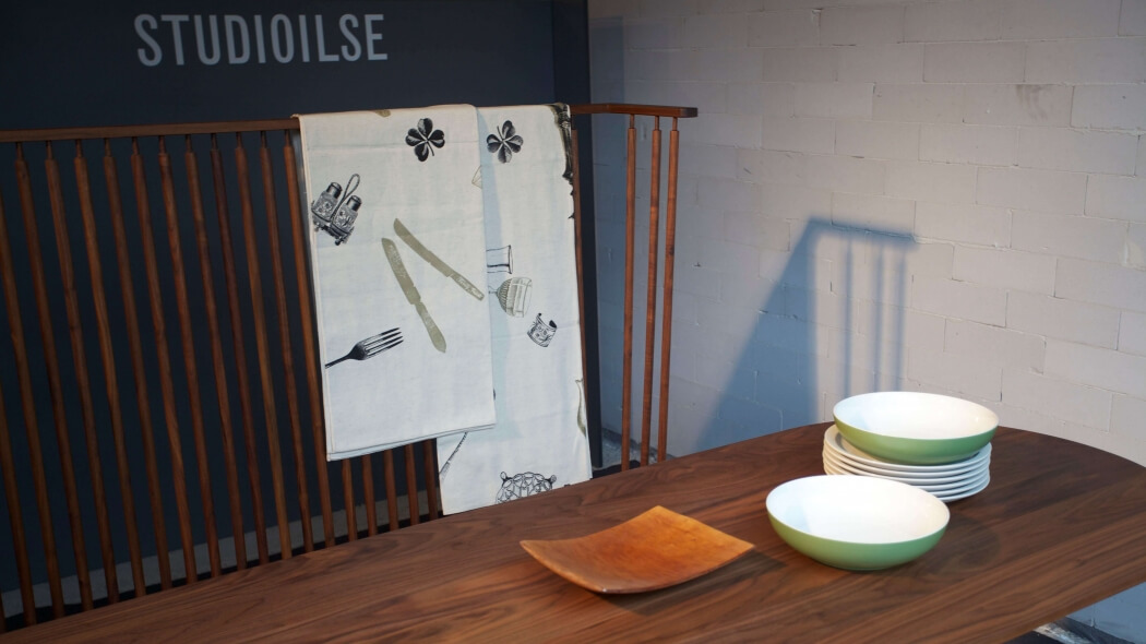 Settle en Together Table van Studioilse in walnotenhout tijdens Inside Design 2012