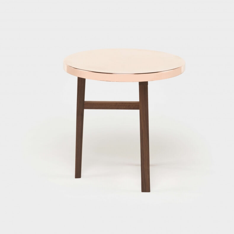 Trio Side Table door Neri & Hu in walnotenhout met een koperen blad