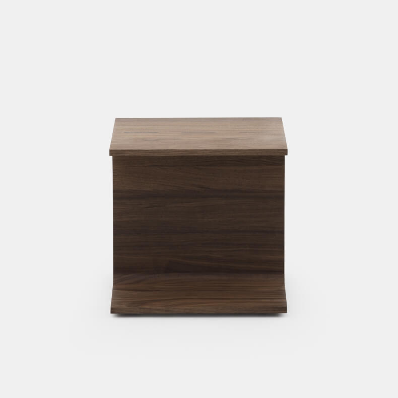 I-Beam side table in walnotenhout, ontworpen door Matthew Hilton en geproduceerd door De La Espada