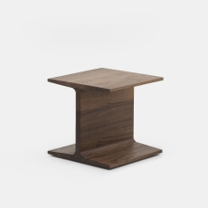 I-Beam side table in walnotenhout, ontworpen door Matthew Hilton en geproduceerd door De La Espada