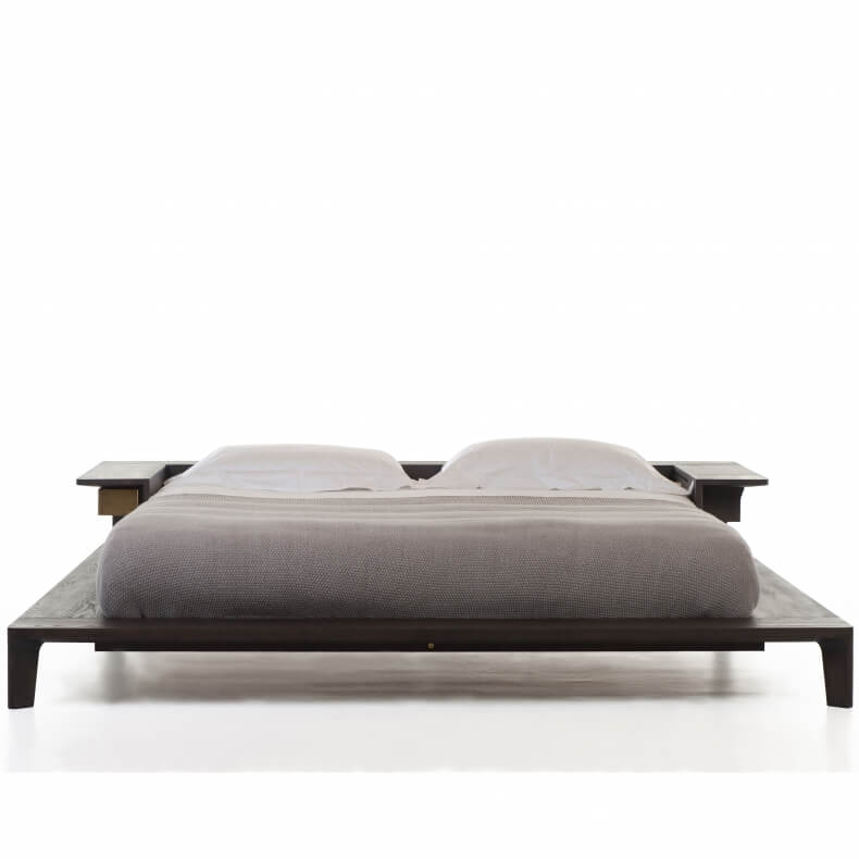 Platform Bed door Neri & Hu in bruin gebeitst essenhout